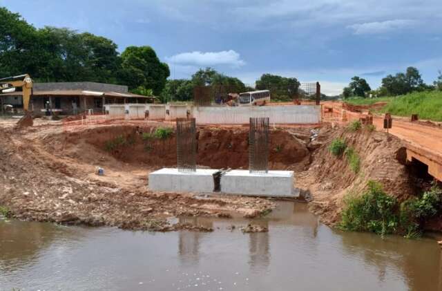 Pavimenta&ccedil;&atilde;o avan&ccedil;a na MS-320 com obra de ponte sobre o C&oacute;rrego Ribeir&atilde;o Triste