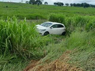 Carro capota ap&oacute;s deslizar na pista da MS-040