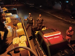 Policiais durante a fiscalização no veículo que transportava agrotóxicos de forma irregular. (Foto: Reprodução/PMA)