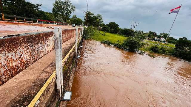 Cheia do Rio Apa atinge 14 fam&iacute;lias em Bela Vista e previs&atilde;o &eacute; de mais chuva