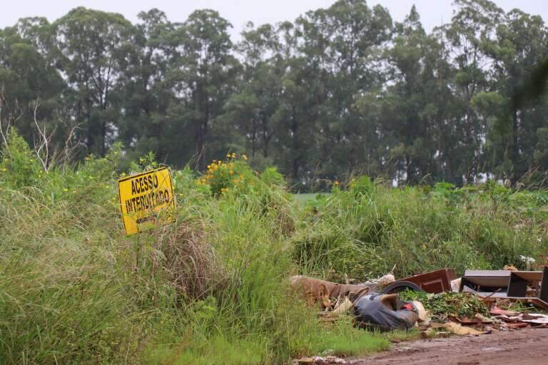 Conjunto de terrenos virou lixão a céu aberto (Foto Henrique Kawaminami/Campo Grande News)