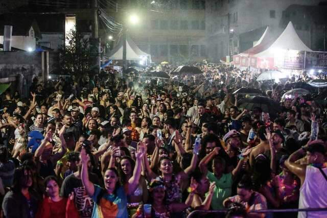 A chuva que n&atilde;o para mudou seus planos neste Carnaval? Responda a enquete 