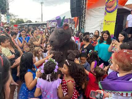 Estrela de bloco, quem &eacute; a capivara que enlouqueceu os foli&otilde;es?