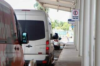 Vans estacionadas em locais exclusivo para táxis (Foto: Alex Machado)