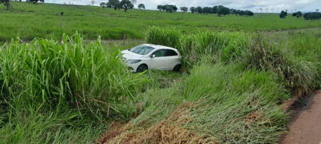 Carro capota ap&oacute;s deslizar na pista da MS-040