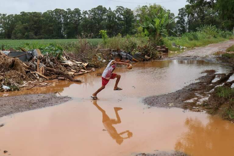 Conjunto de terrenos virou lixão a céu aberto (Foto Henrique Kawaminami/Campo Grande News)