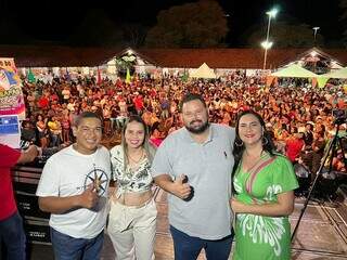 Luís Carlos dos Santos sua esposa Marcela, prefeito Fábio Florença e a primeira dama Carmen Florença. (Foto: Divulgação)