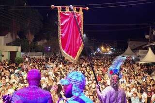 Foliões aproveitam a noite de terça-feira (21), na Esplanada Ferroviária. (Foto: Henrique Kawaminami)