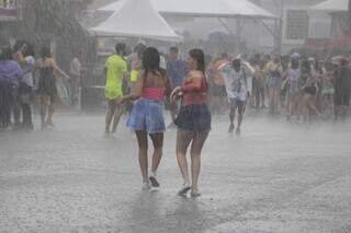 Foliões se divertindo debaixo de chuva (Foto: Alex Machado)