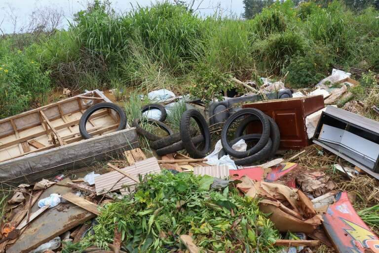 Conjunto de terrenos virou lixão a céu aberto (Foto Henrique Kawaminami/Campo Grande News)