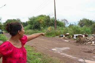 Eucrísia não sabe mais o que fazer para sanar o problema de acúmulo de lixo (Foto Henrique Kawaminami/Campo Grande News)