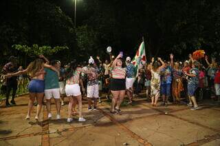 Foliões comemoram a vitória da escola de samba Deixa Falar, na noite desta quarta-feira (22), na Praça do Rádio. (Foto: Kísie Ainoã)