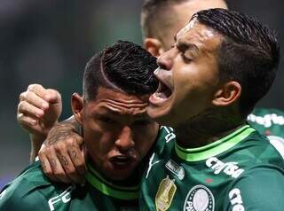 Rony e Breno Lopes comemoram a vitória do Palmeiras nesta quarta-feira (22). (Foto: Cesar Greco/@Palmeiras no Instagram)