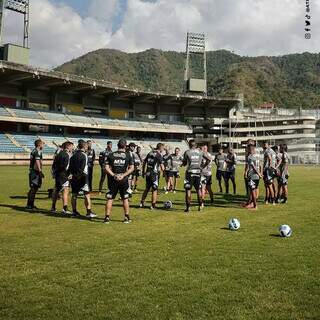 Elenco do Atlético no Estadio Misael Delgado, em Valência, na Venezuela (Foto: Divulgação)