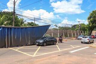 Veículos de passeio precisaram desviar da carreta que está estacionada em lugar proibido. (Foto: Henrique Kawaminami)