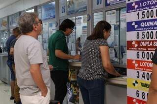 Apostadores em lotérica de Campo Grande. (Foto: Paulo Francis/Arquivo)