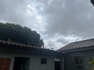 Céu com muitas núvens e chuvisco na região do Monte Castelo. (Foto: Direto das Ruas)
