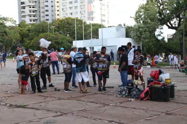 Apura&ccedil;&atilde;o de votos do desfile de samba da Capital atrasa e revolta carnavalescos