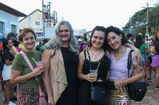 (à esquerda) Júlia aproveitou último dia de festa com filha e amigas. (Foto: Henrique Kawaminami)