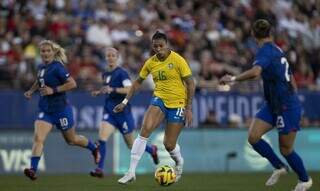 A jogadora Beatriz Zaneratto durante o amistoso contra os EUA, na noite desta quarta-feira (22). (Foto: Thais Magalhães/CBF/Agência Brasil)