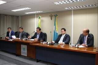 Deputados reunidos em sessão da CPI da Energisa. (Foto: Alems/Divulgação)