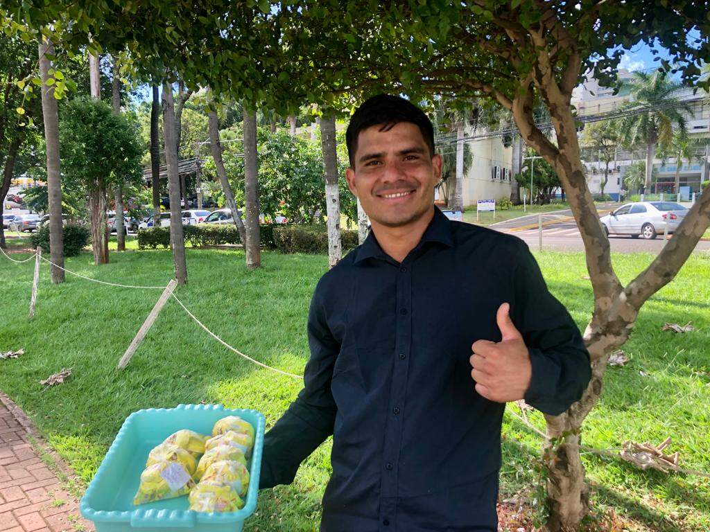 No 'pix da confiança', Leandro vende paçoca para bancar curso de Direito