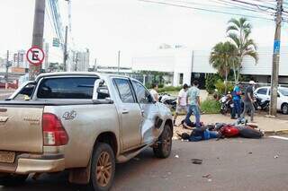 Motociclista atingiu a lateral da caminhonete em acidente na Rua Ceará (Foto: Alex Machado)