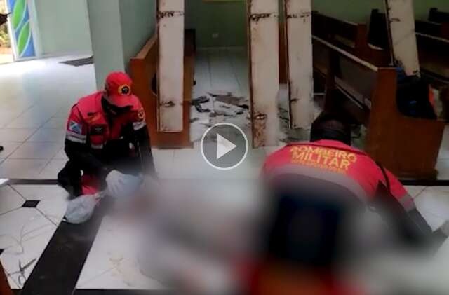 Durante reparos em teto da igreja, idoso cai de 7 metros e bate a cabe&ccedil;a