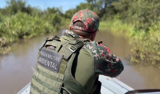 Policial Militar Ambiental durante patrulha em leito de rio (Foto: Divulgação)