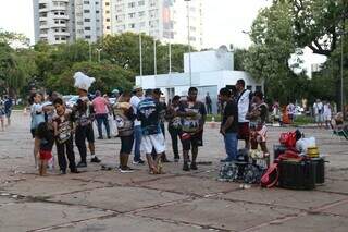 Integrantes de escolas de samba aguardam realização. (Foto: Kísie Ainoã)