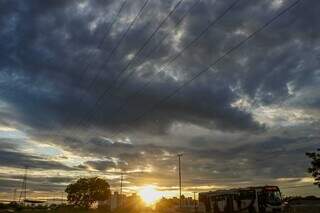 Céu de Campo Grande, MS, na manhã desta quinta-feira. (Foto: Henrique Kawaminami)