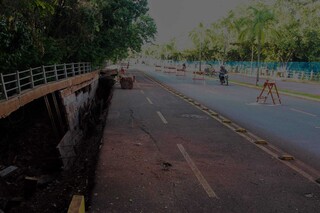 Motociclistas se arriscam em Avenida Filinto Muller, no Lago do Amor, que está interditada. (Foto: Alex Machado)