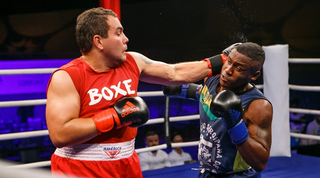 Lutadores de boxe disputando luta (Foto: Divulgação)