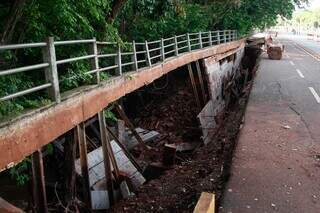 Trecho terá que ser reconstruído após cratera ter aberto durante enxurrada de janeiro. (Foto: Alex Machado)