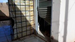 Porta da casa invadida por Maicol foi quebrada para furto de televisão. (Foto: Ana Beatriz Rodrigues)