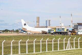 Avião em pista do Aeroporto Internacional de Campo Grande. (Foto: Henrique Kawaminami/Arquivo)