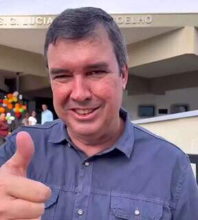 Governador Eduardo Riedel após visita na Escola Estadual Lucia Martins Coelho. (Foto: Instagram/Reprodução)