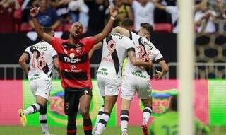 Jogadores do Vasco comemoram a vitória contra o Trem, na noite desta quinta-feira (23). (Foto: Daniel Ramalho/Vasco/Agência Brasil)