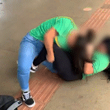 Estudantes brigam com socos e chutes em terminal