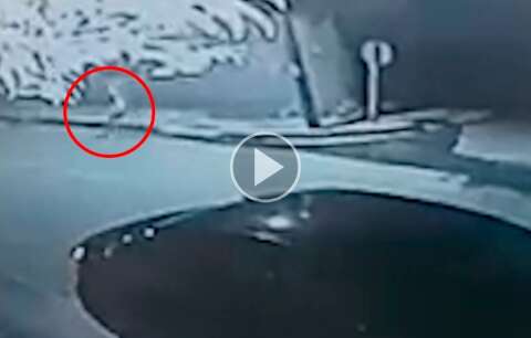 Vídeo mostra mulher fugindo após jogar produto corrosivo no rosto do ex-namorado