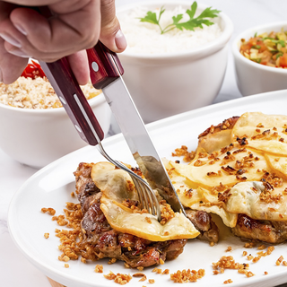 “Atropeladão Defumadinho” com provolone e alho frito.