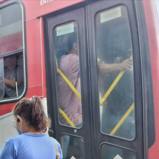Passageiros se aglomeram até na porta dos ônibus nos horários de pico (Foto: Direto das Ruas)