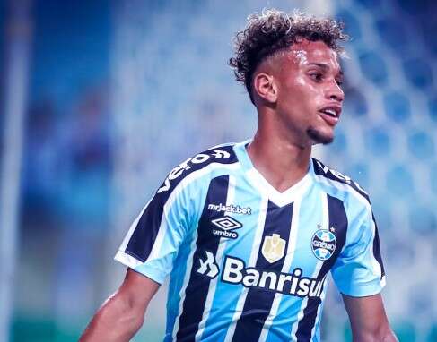 Gr&ecirc;mio goleia Novo Hamburgo e garante lideran&ccedil;a isolada no Estadual