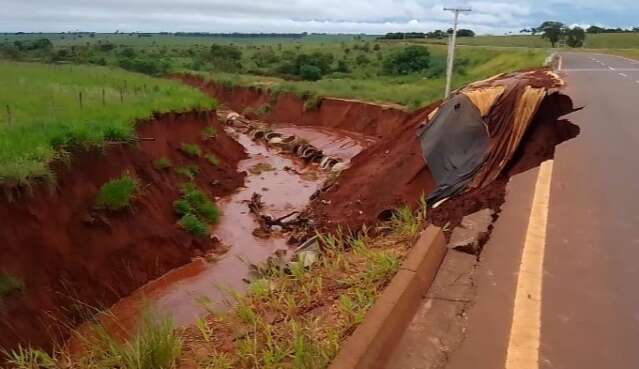 Eros&atilde;o avan&ccedil;a em estrada e R$ 1,4 milh&atilde;o ser&atilde;o liberados para obra