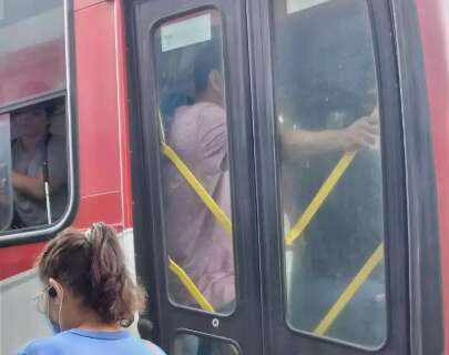 Passageiros reclamam de ônibus lotados na volta às aulas 