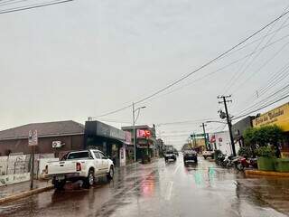 Chuva desta sexta-feira na Avenida Benjamim Constant, em Rio Brilhante (Foto: Diego Batistoti/RB Notícias)