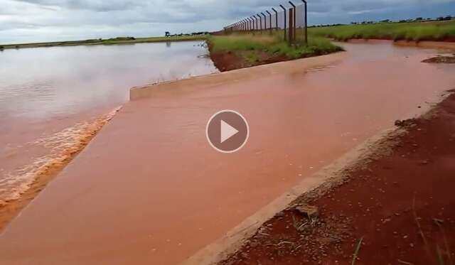 Barragem de obra no aeroporto de Dourados transborda e alaga casas