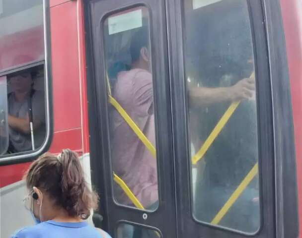 Passageiros reclamam de &ocirc;nibus lotados na volta &agrave;s aulas 