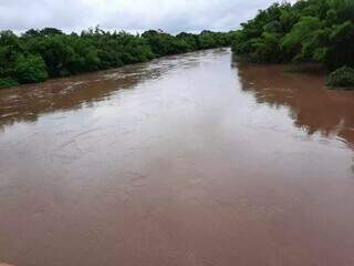 Leito do Rio Miranda muito acima do nível normal. (Foto: Direto das Ruas/Arquivo)