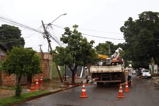 Ventanias entortam poste e destelham casa na Capital